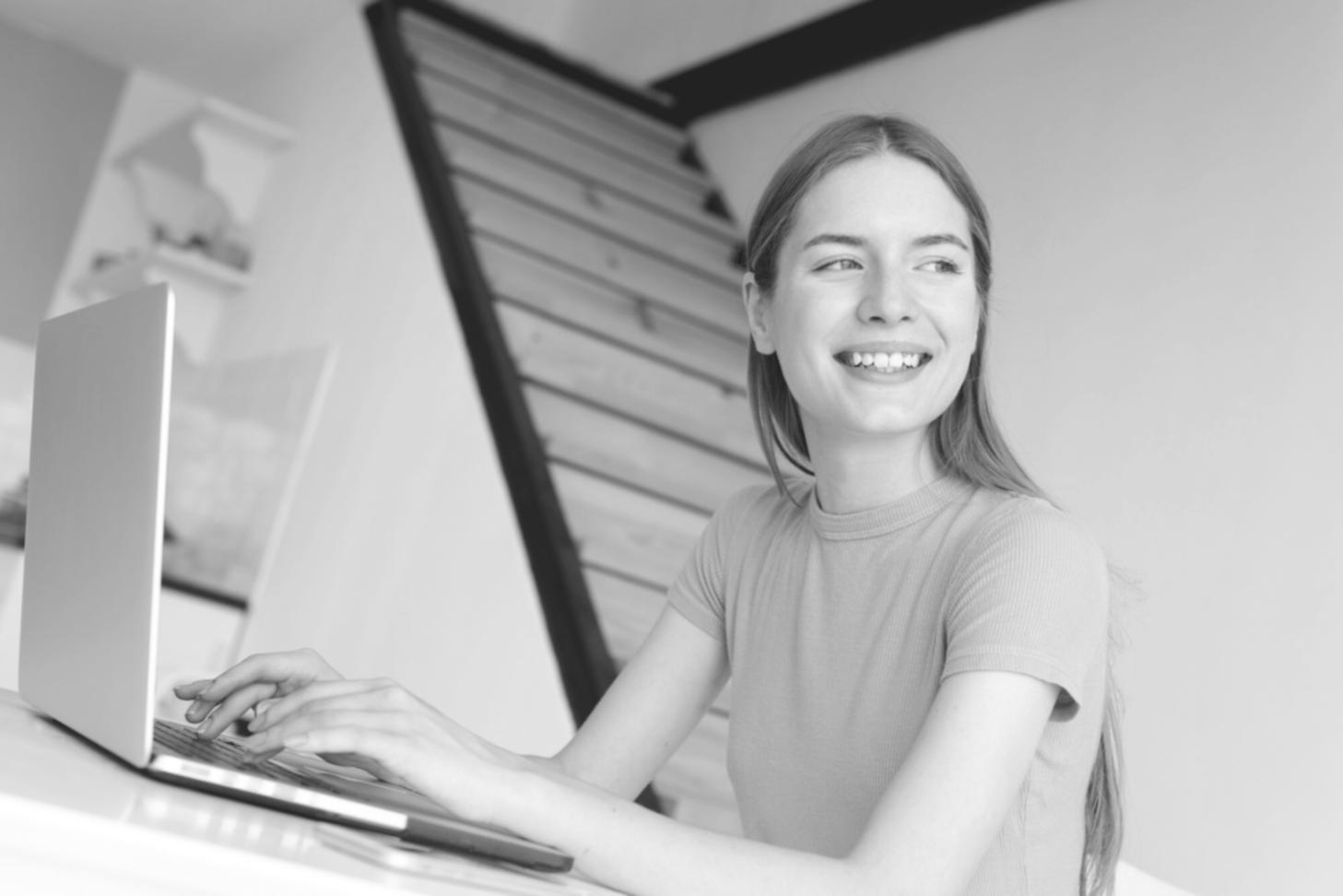 Finanzanalysten bei der Arbeit mit Unternehmensdaten