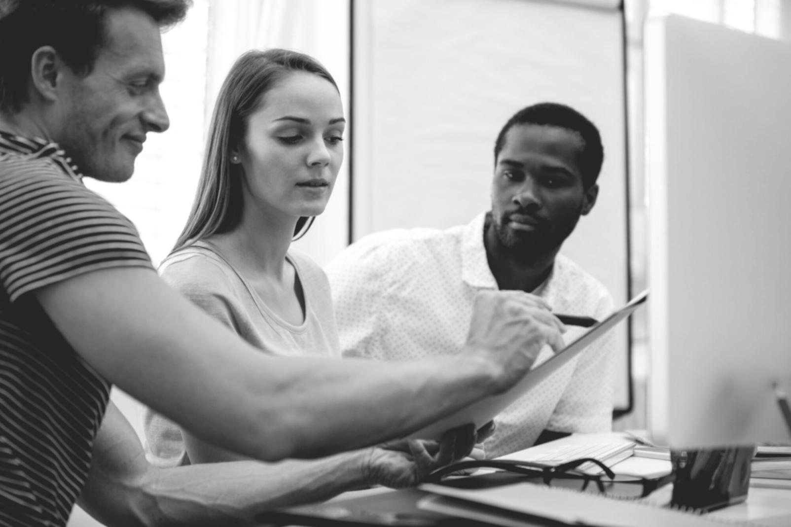 Workshop-Situation mit Kunden bei der Analyse ihrer Finanzdaten